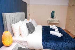 Spacious 4-Bed Home with Free Parking - 7