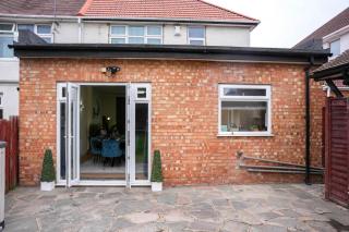 Spacious 4-Bed Home with Free Parking - 5