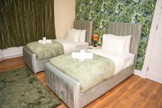 Spacious 4-Bed Home with Free Parking - 1