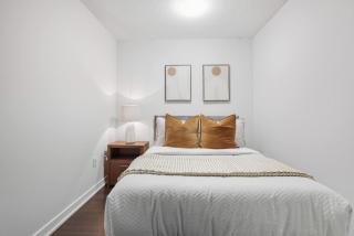 Trendy 1BR Condo Free Parking Downtown Toronto - 5