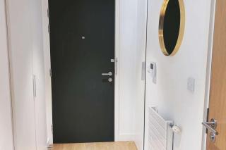 2-Bed Apt Sleeps 4 -Private Parking -WiFi & Tv - 2