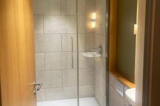 2-Bed Apt Sleeps 4 -Private Parking -WiFi & Tv - 1