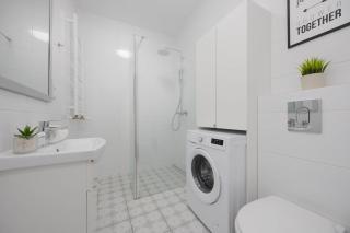 Bright Grey Apartment in Warsaw with Balcony by Noclegi Renters - Warsaw - 7