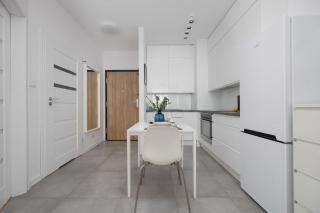 Bright Grey Apartment in Warsaw with Balcony by Noclegi Renters - 5