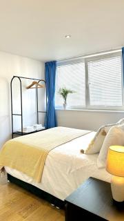 Central Apartment with 75inch TV Netflix - 9