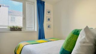 Central Apartment with 75inch TV Netflix - 2