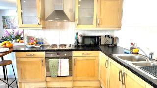 Central Apartment with 75inch TV Netflix - 1