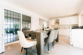 Three Bedroom House by Brookland Stays Serviced Accommodation Short Lets Feltham with Free WiFi - 4