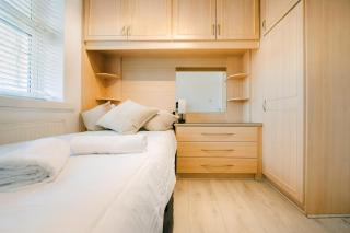 Three Bedroom House by Brookland Stays Serviced Accommodation Short Lets Feltham with Free WiFi - 2