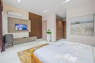Lekki 3BR Smart Home, Netflix, Gym, Pool Access and PS5 - 6