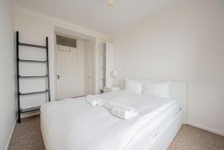Cosy Battersea 2 Bedroom Flat with Skyline Views - 3
