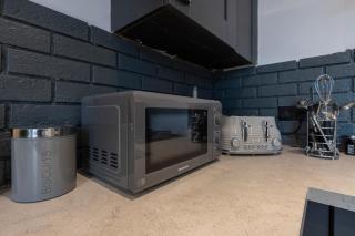 Spacious 4-Bed Home Near Kirkstall & Leeds City With Parking Ideal for Long Stays & Work Trips - 9