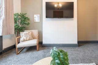 Spacious 4-Bed Home Near Kirkstall & Leeds City With Parking Ideal for Long Stays & Work Trips - 7