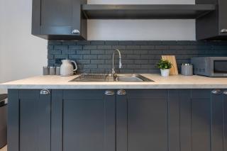 Spacious 4-Bed Home Near Kirkstall & Leeds City With Parking Ideal for Long Stays & Work Trips - 2