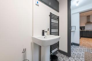 Spacious 4-Bed Home Near Kirkstall & Leeds City With Parking Ideal for Long Stays & Work Trips - 1