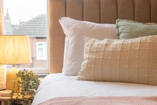 Spacious 4-Bed Home Near Kirkstall & Leeds City With Parking Ideal for Long Stays & Work Trips - 1