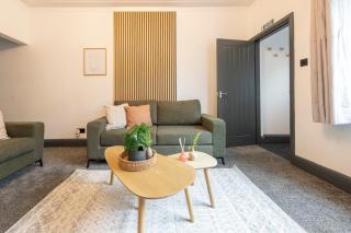 Spacious 4-Bed Home Near Kirkstall & Leeds City With Parking Ideal for Long Stays & Work Trips - 0