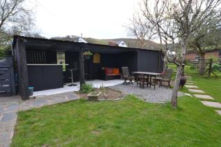 2-Bed Cabin Sleeps 4 -Small Pets Ok -Free Parking - 2