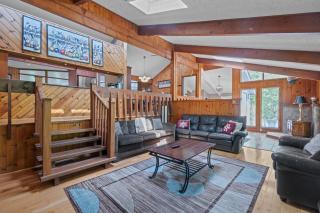 Beautiful Cottage w Indoor Pool, Sauna, Pool Table - 1