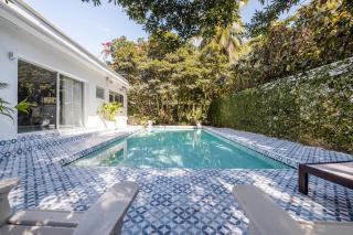 Artist Den Cozy Home with Pool and Parking - 0