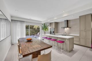 Artist Den Cozy Home with Pool and Parking - 8