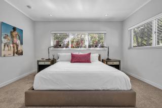 Artist Den Cozy Home with Pool and Parking - 6