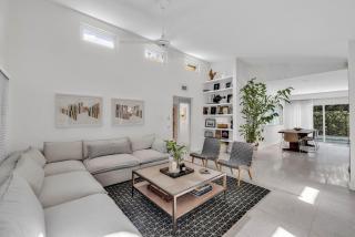 Artist Den Cozy Home with Pool and Parking - 4