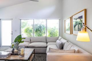 Artist Den Cozy Home with Pool and Parking - 5