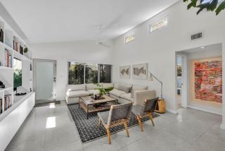 Artist Den Cozy Home with Pool and Parking - 3