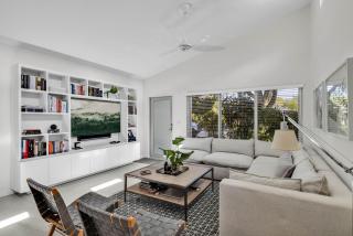 Artist Den Cozy Home with Pool and Parking - 1