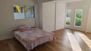 Modern Holland Park Home with Easy City Access - 9