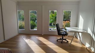 Modern Holland Park Home with Easy City Access - 8