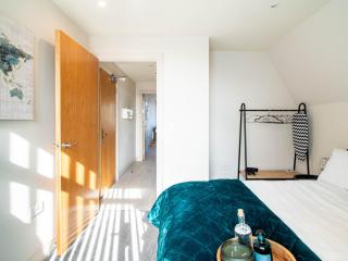 Sleek one-bedroom apartment next to Leeds Arena - 3