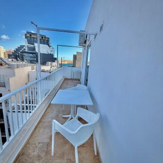 Panoramic & Jacuzzi Seafront, Seaview Sliema Penthouse - 1