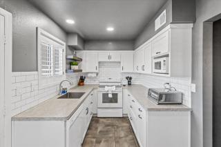 2BR Townhome with Pool and BBQ - Walk to Old Town - 9