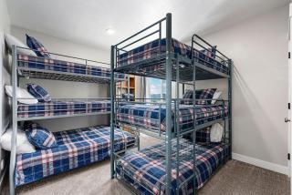 Bear Lake Getaway - Private Hot Tub, Views, Ideal Beach, Ping-Pong - 5