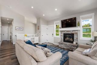 Bear Lake Getaway - Private Hot Tub, Views, Ideal Beach, Ping-Pong - 4