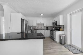 Modern 3BR Pool Home Near Pompano Beach and Pier - 1