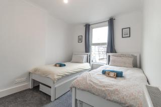 Charming 3 Bed House with Garden - 4