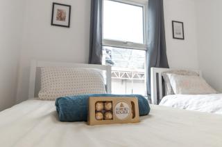 Charming 3 Bed House with Garden - 2