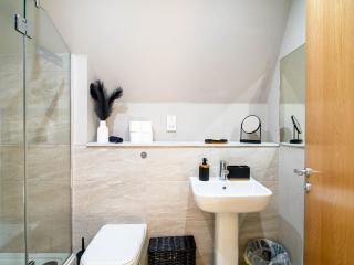 Sleek one-bedroom apartment next to Leeds Arena - 1