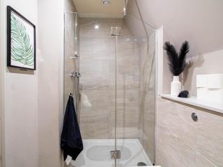 Sleek one-bedroom apartment next to Leeds Arena - 2