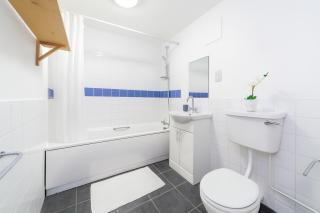 Clerkenwell Flat by Whitecross Street Market - 7