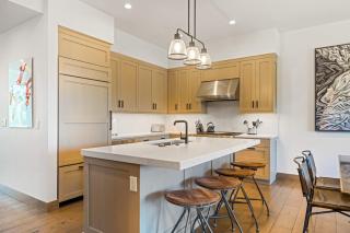 Moonlight Basin Retreat Ski-In Out Patio - 3