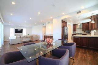 3 Large Bedrooms Near Downtown Balcony - 2