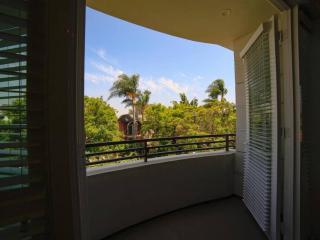 3 Large Bedrooms Near Downtown Balcony - 1