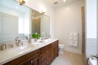 4 Large Bedrooms Prime LA Location - 8