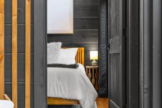 Luxury Cabin Hot Tub & Fire Pit Couples Retreat - Sevierville - 7