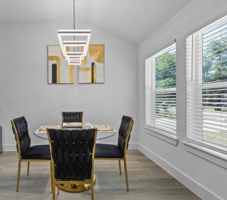 Reign Luxe Escape - 0