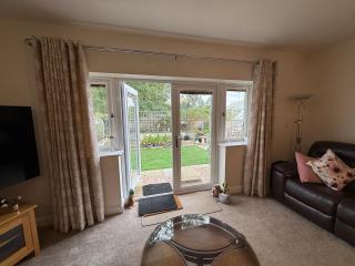 Bright, Stylish 1-Bed Bungalow with Private Garden - 9